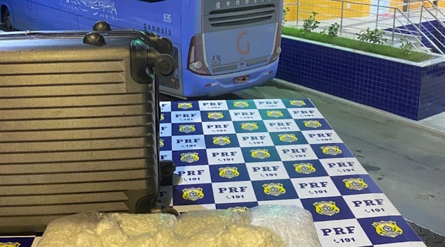 Mulher foi presa na BR-116, na Bahia, após ser flagrada com 45 mil comprimidos da droga usada no golpe 'Boa Noite Cinderela' — Foto: Divulgação/PRF