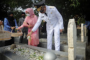 Peringati Hari Pahlawan,  Gubernur Aceh Tabur Bunga di Makam T. Johan