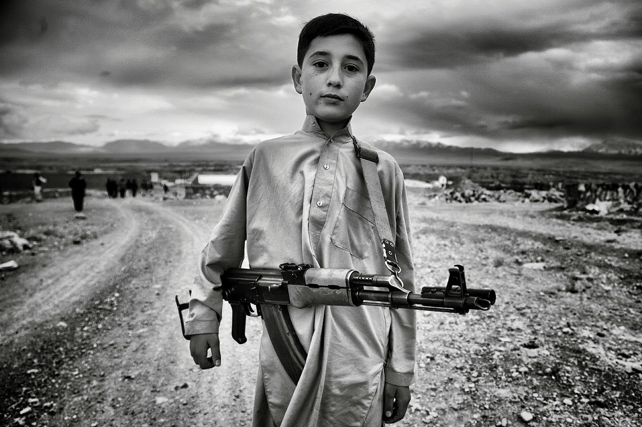 Подросток бандит. Ребенок с автоматом. Афгански дети с оружием. Афганский ребенок с автоматом. Оружие для детей.