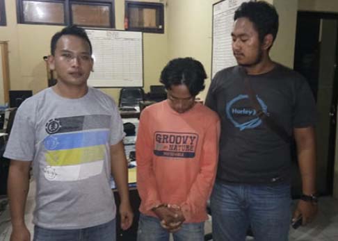 Tersangka pengedar narkoba saat diamankan polisi. Tersangka pengedar narkoba saat diamankan polisi.