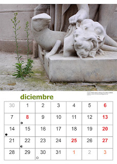 Diseño del calendario 2020 Página del calendario con una foto tomada en Londres de una planta creciendo en el suelo junto a una escultura