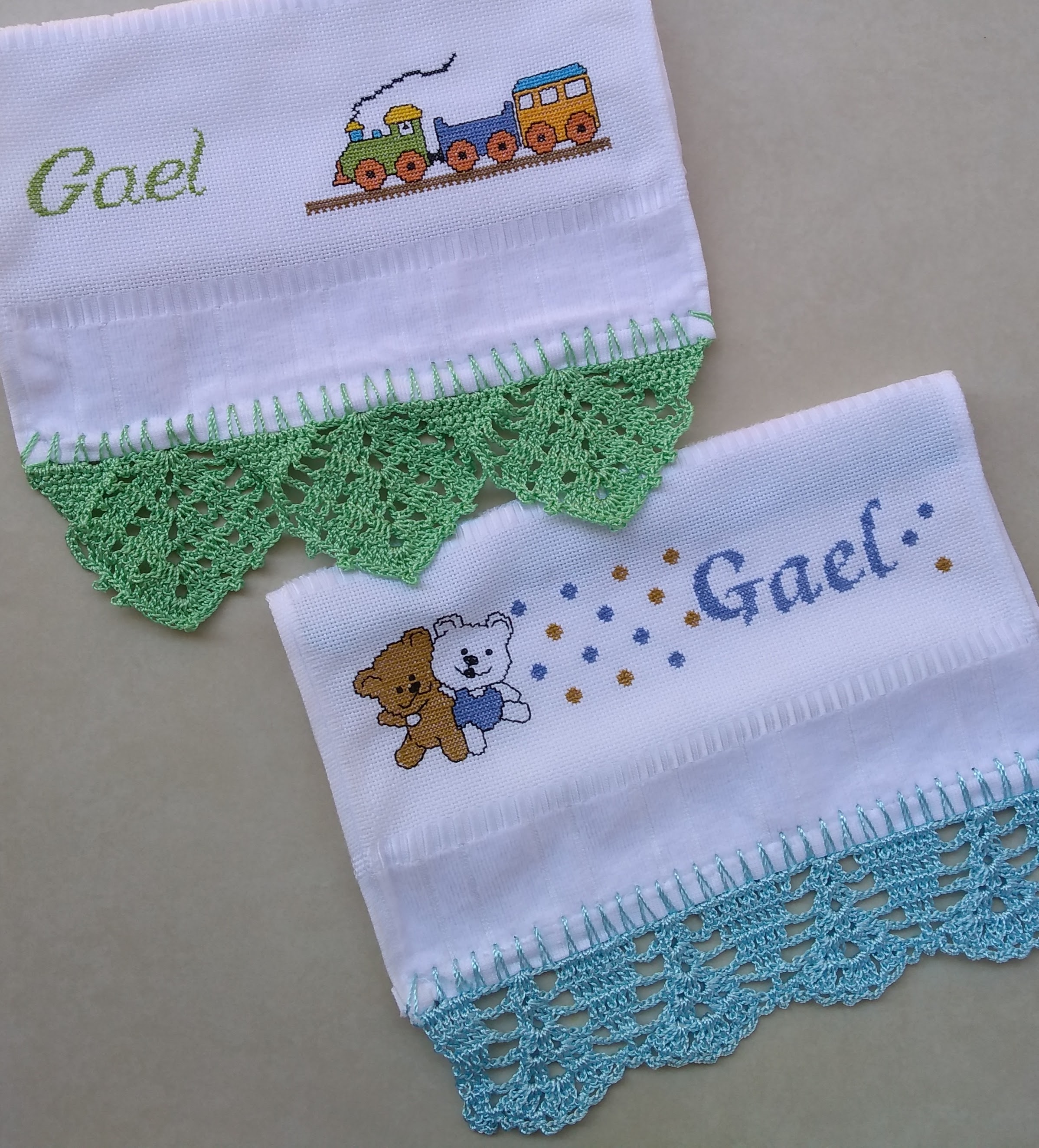 Cantinho da Nadir: Toalhinhas de Bebê Bordadas - Ponto Cruz