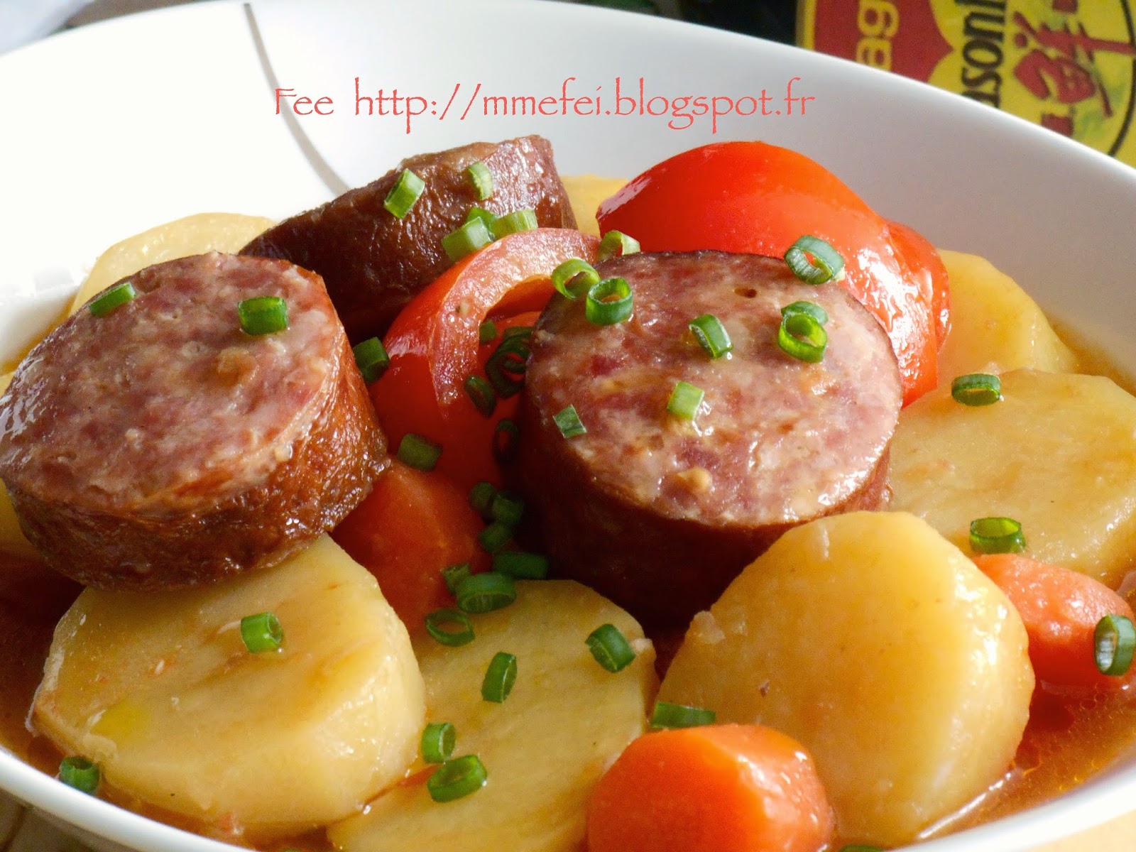 fee kitchen: Ragoût de pomme de terre aux saucisses 美極洋芋燉香腸