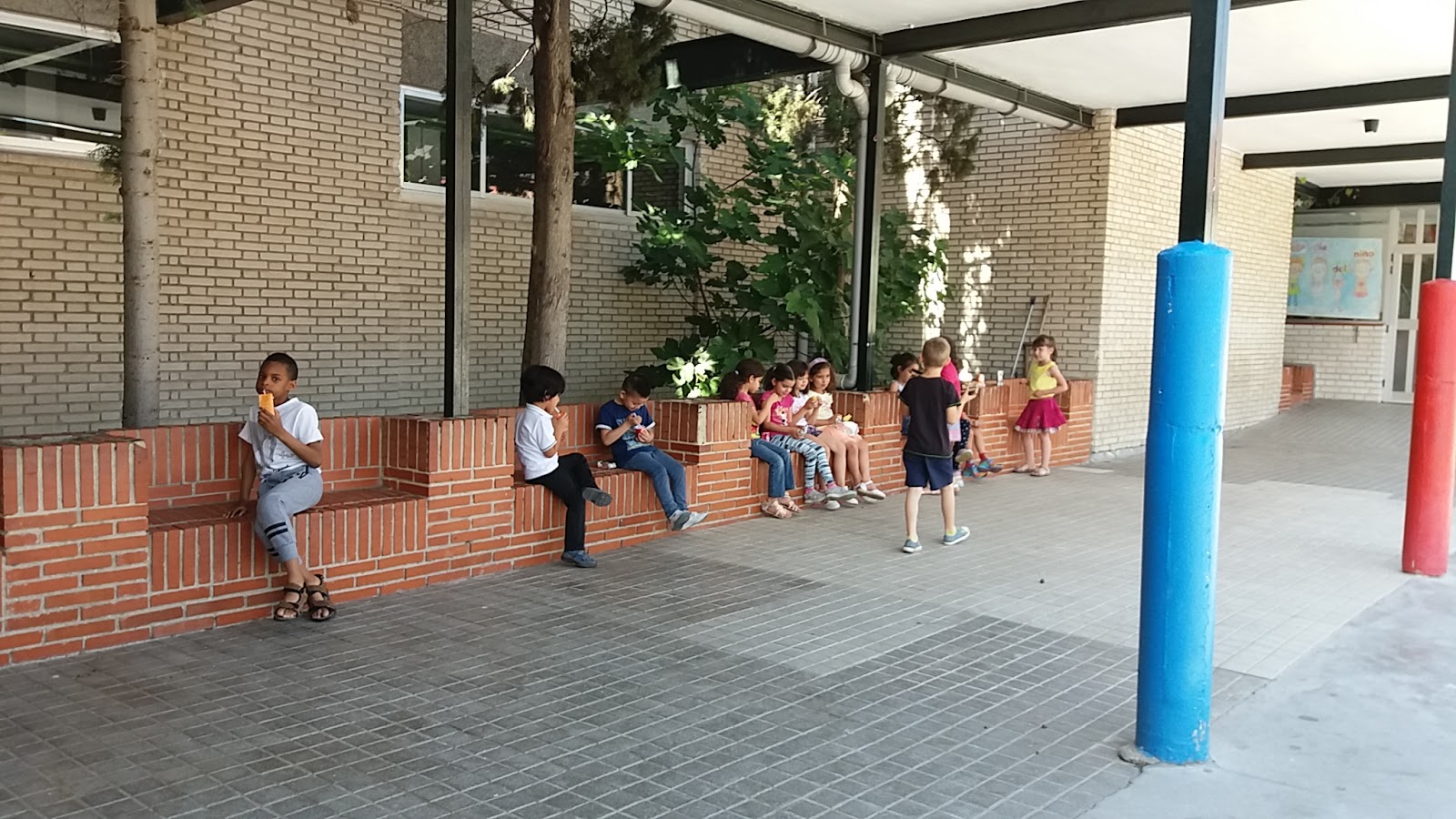 LOS PEQUES DEL CRISTO RECREO EN EL PATIO DE PRIMARIA (5 AÑOS)