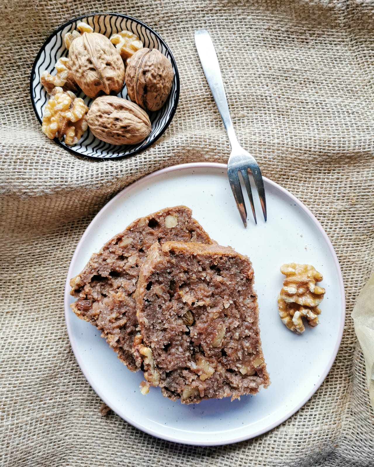 DIE Alternative zum Bananenbrot: Das saftige Birne-Walnuss-Brot mit kalifornischen Walnüssen ist lecker, bekömmlich, macht satt und ist zuckerfrei. Statt Kuchen oder zum Frühstück, unbedingt mal probieren! // Noch mehr leckere und einfache Familien-Rezepte gibt es auf judetta.de