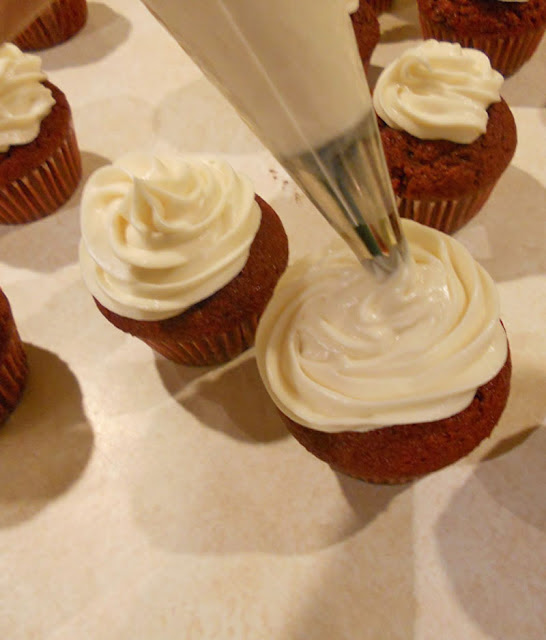 Frosting red velvet cupcakes