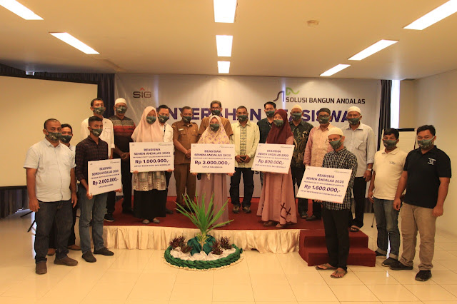 Tafaul Rijal, GA & Comrel Manager SBA berfoto bersama dengan Bapak Jamaluddin S.Sos., MM., Asisten 3 Bupati Aceh Besar Bidang Administrasi Umum, Bapak Sayusi, SE, Camat Leupung, para imum mukim, komite permberdayaan masyarakat CSR PT SBA serta perwakilan pelajar dari berbagai tingkatan penerima beasiswa Semen Andalas 2020. Tafaul Rijal, GA & Comrel Manager SBA berfoto bersama dengan Bapak Jamaluddin S.Sos., MM., Asisten 3 Bupati Aceh Besar Bidang Administrasi Umum, Bapak Sayusi, SE, Camat Leupung, para imum mukim, komite permberdayaan masyarakat CSR PT SBA serta perwakilan pelajar dari berbagai tingkatan penerima beasiswa Semen Andalas 2020.