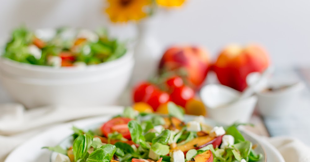 Frischer Sommersalat mit gebratenen Pfirsichen und BalsamicoJoghurt