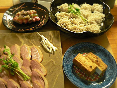 夕食の献立　蕎麦　板わさ　鴨　厚揚げ