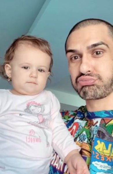 George Burcea merge săptămânal să-și viziteze fetițele. Andreea Bălan se descurcă cu greu în rolul de mamă singură: ”Mă trezesc de trei ori pe noapte”