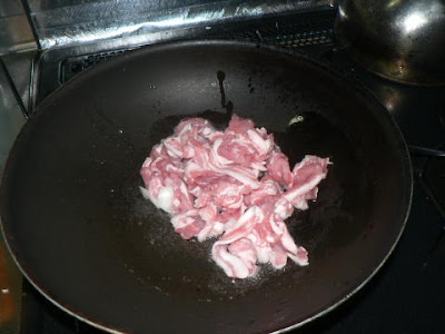 肉を炒めます