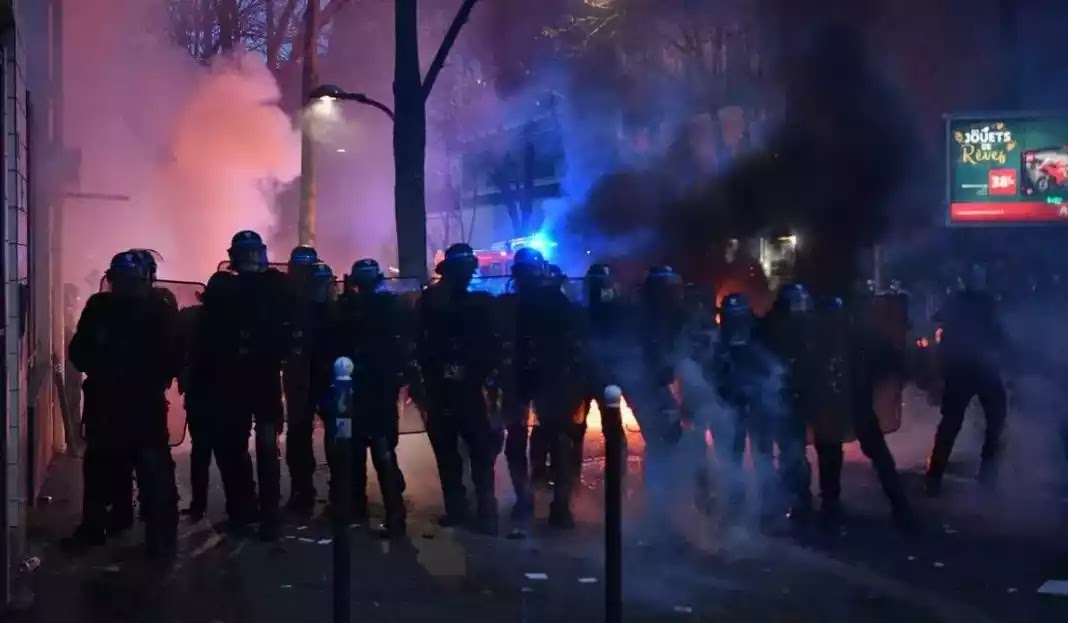 Χαμός στο Παρίσι για το νόμο περί ασφάλειας με φωτιές σε αυτοκίνητα και σπασμένες βιτρίνες (video) Χαμός στο Παρίσι για το νόμο περί ασφάλειας με φωτιές σε αυτοκίνητα και σπασμένες βιτρίνες (video)
