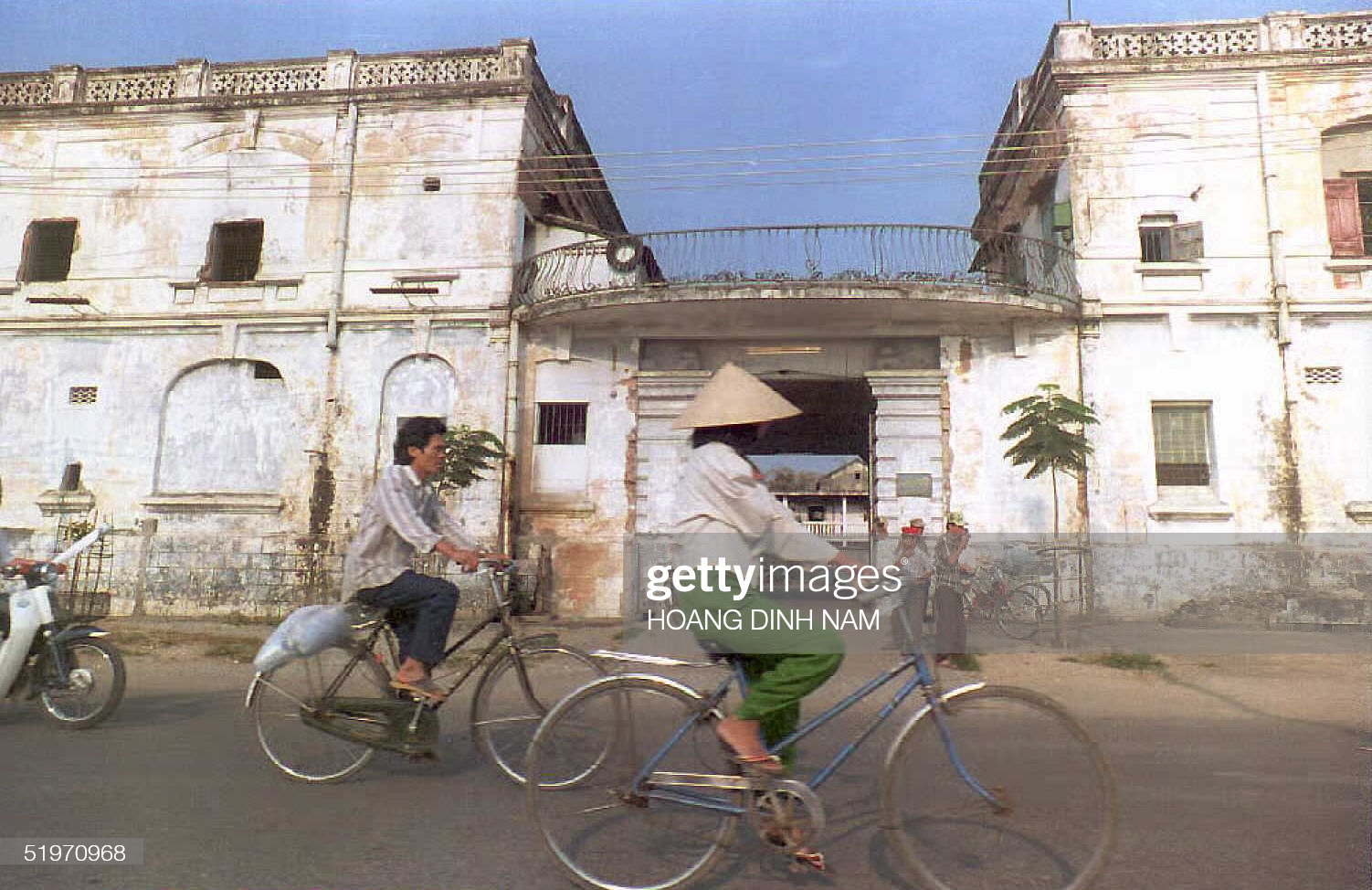 Gánh mì Quảng vỉa hè, xe Honda Cub, xe đạp trên đường phố Đà Nẵng thập niên 90