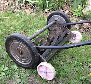Reel mower fixed with training wheels