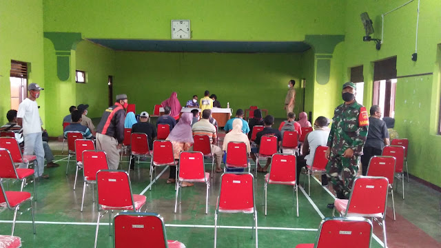 Babinsa Koramil  Wonosari Amankan Penyaluran BST