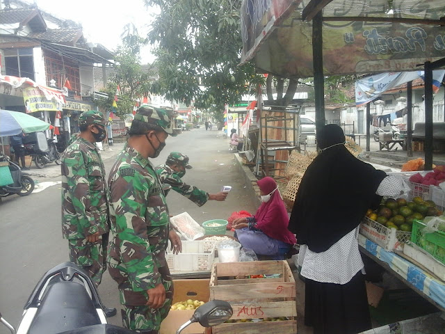 Pasar Tradisional Jadi Sasaran Koramil 16/Tulung Untuk Penegakaan Disiplin Protokol Kesehatan