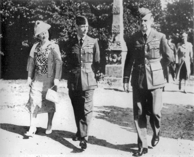 Air Marshal Hugh Dowding and King George VI during the Battle of Britain,17 August 1940 worldwartwo.filminspector.com 