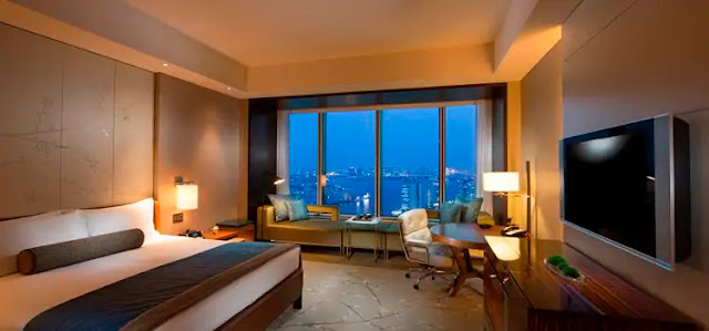 Conrad Tokyo, your stylish new home in the capital, is situated in the Shimbashi business district overlooking Tokyo Bay and the ancient Hamarikyu Gardens. 