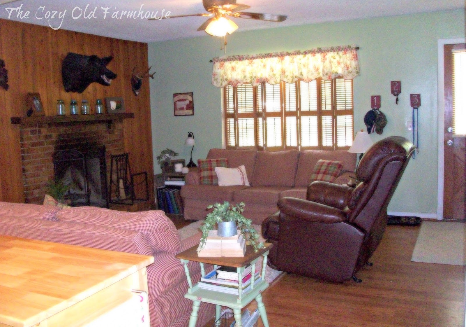 The Cozy Old Farmhouse August 2018 Let S Have A Quick Refresher On The Layout You Ll Remember This Is What Living Room Looks Like