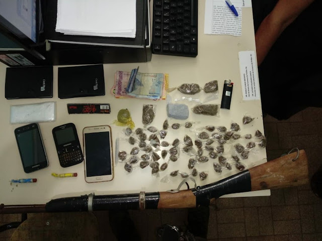 Quatro suspeitos de tráfico de drogas são presos pela Polícia Militar em Piritiba