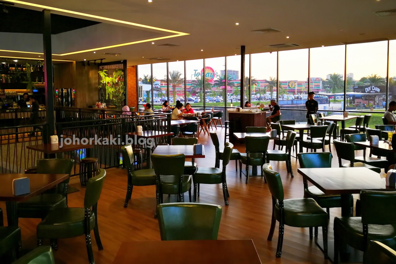 Moonlight Cake House's Seri Alam outlet. Prettiest Cafe in Johor now