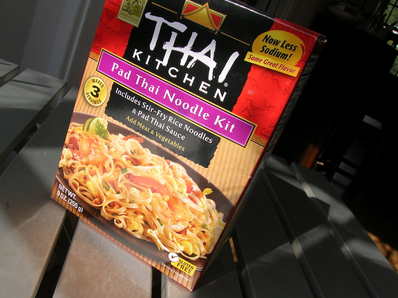 Foodies, Forks and Leeks: Pad Thai in a box...