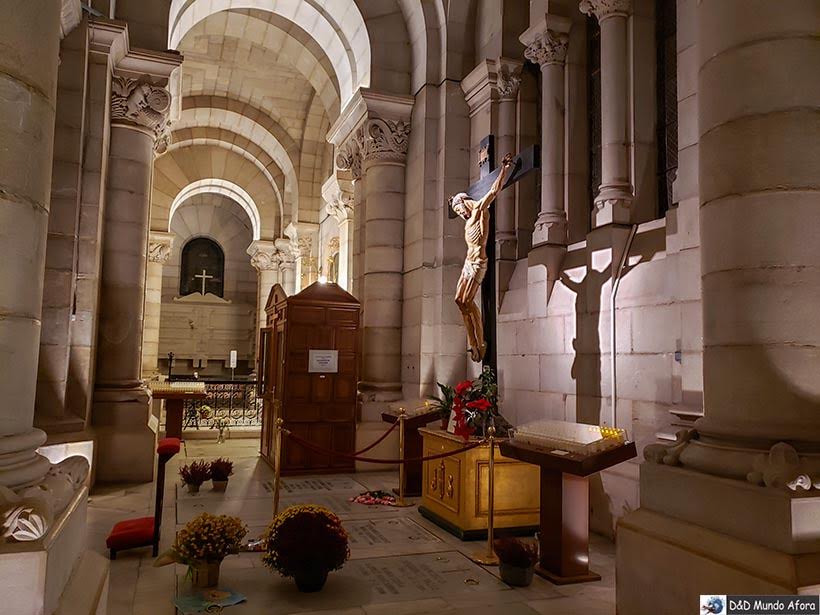 Destaque da Cripta Catedral de Santa Maria de la Almudena: O que fazer em Madrid, Espanha