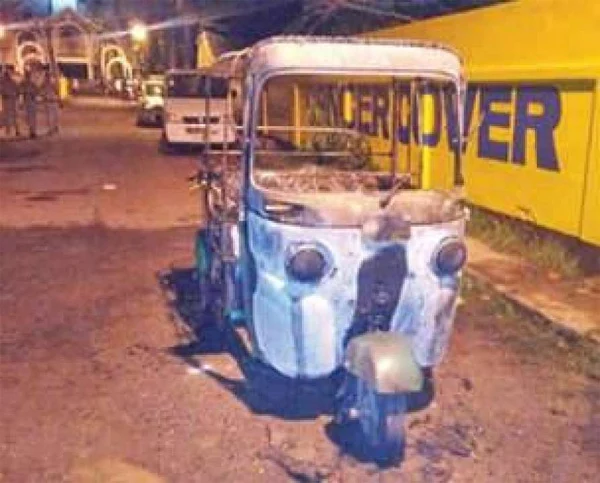 News, Kerala, Kochi, Auto & Vehicles, Auto Driver, Health, Obituary, Death, Fireworks, Petrol, hospital, Treatment, Auto driver commits suicide after setting fire to two persons