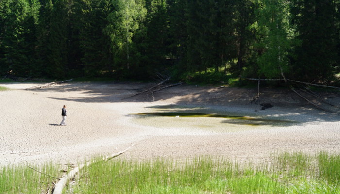 Desaparece el agua y los peces de un lago en Rusia Rusia%2Brio1