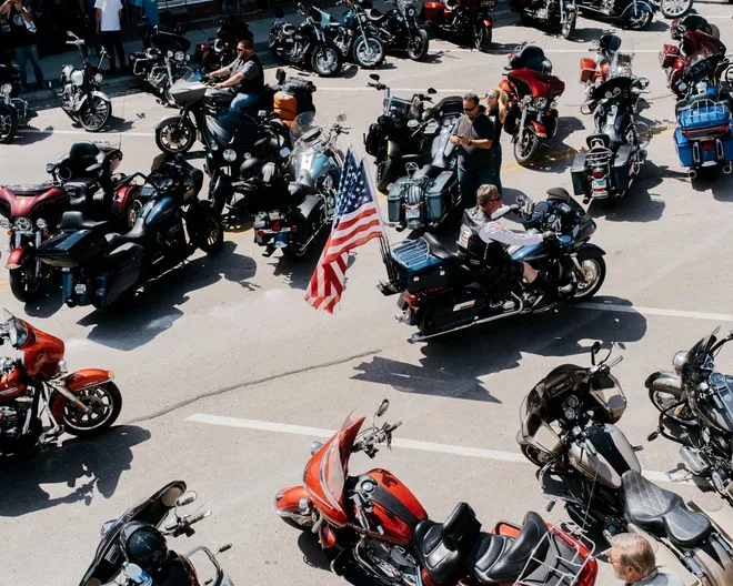 Nhóm nhạc rock tổ chức concert hàng nghìn người mặc Covid-19