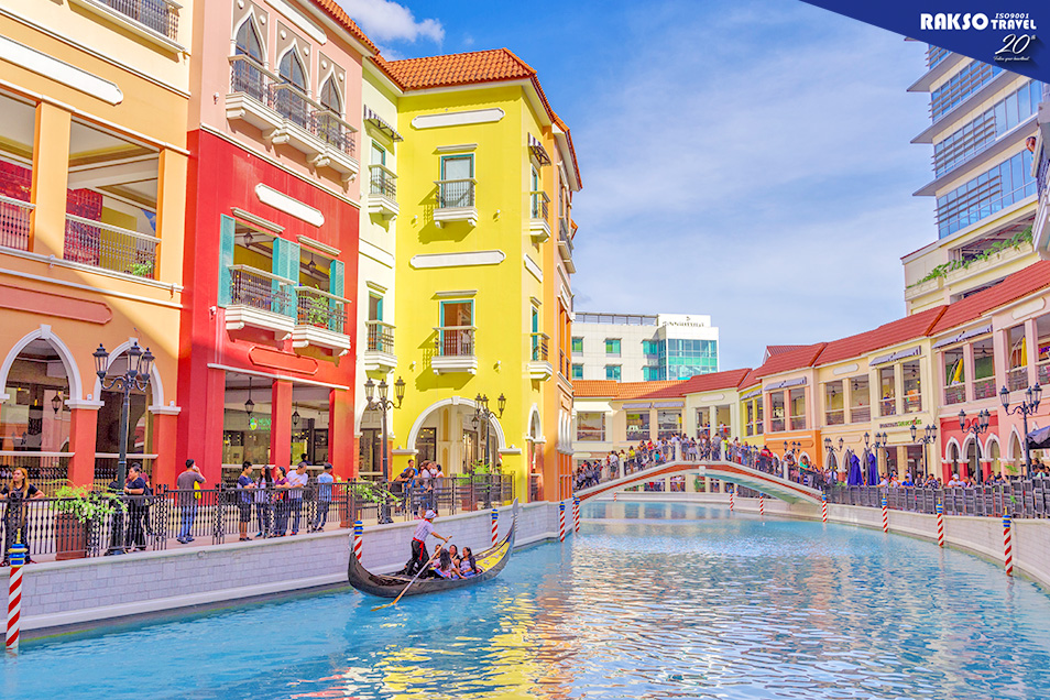 Venice Grand Canal Mall a taste of Italy