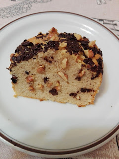 Porción de cake de chocolate y nueces