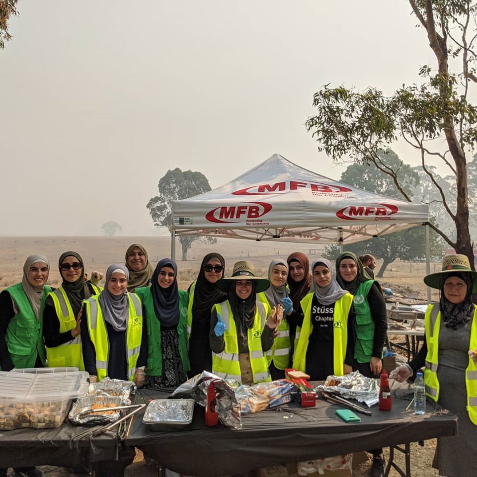 Muslim Women Traveled For Four Hours To Cook Meals For 150 Australian Firefighters Muslim Women Traveled For Four Hours To Cook Meals For 150 Australian Firefighters
