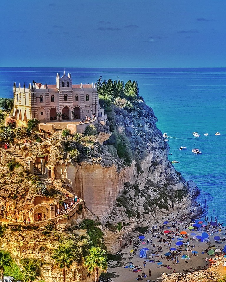 Tropea. Il Santuario Santa Maria dell'Isola. Vi raccontiamo la storia di uno dei luoghi simboli Tropea. Il Santuario Santa Maria dell'Isola. Vi raccontiamo la storia di uno dei luoghi simboli