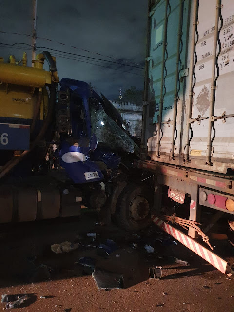 Caminhão Limpa Fossa fica destruído ao bater em container de carreta estacionada no Bairro Novo 8 Caminhão Limpa Fossa fica destruído ao bater em container de carreta estacionada no Bairro Novo