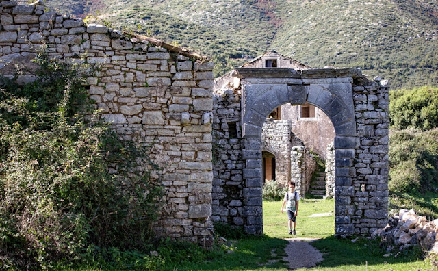 kerkyra-to-chorio-me-tin-apokosmi-atmosfaira-pou-sou-kovei-tin-anasa