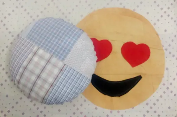 como fazer almofada divertida emoji apaixonado