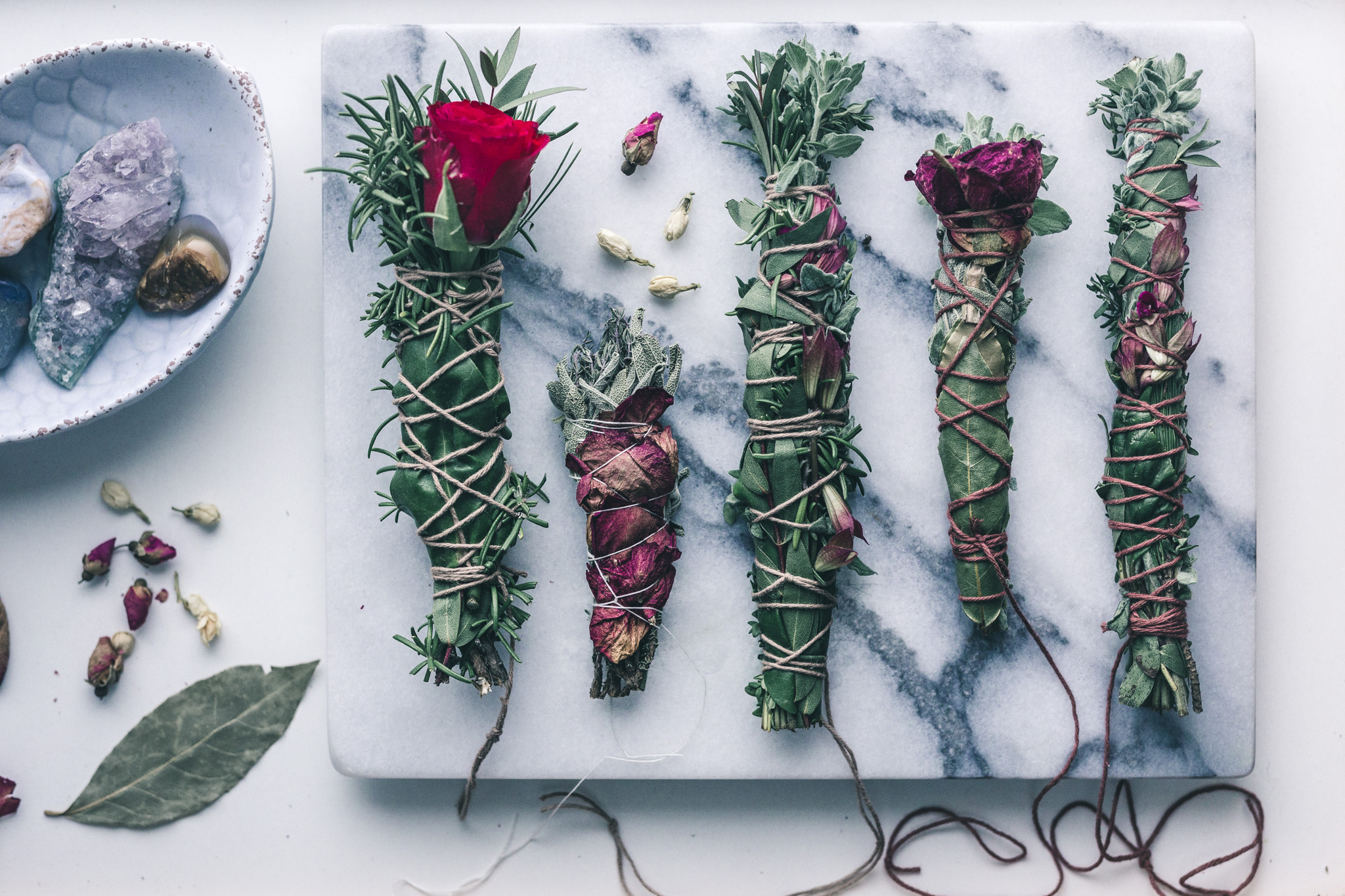 DIY: Smudge Sticks за начинаещи или как да пречистим пространстовото около нас.