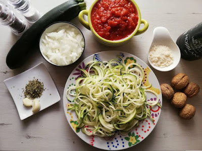 ingredientes para espaguetis de calabacín con tomate