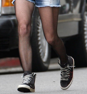 Celebrity Legs and Feet in Tights: Avril Lavigne`s Legs and Feet in