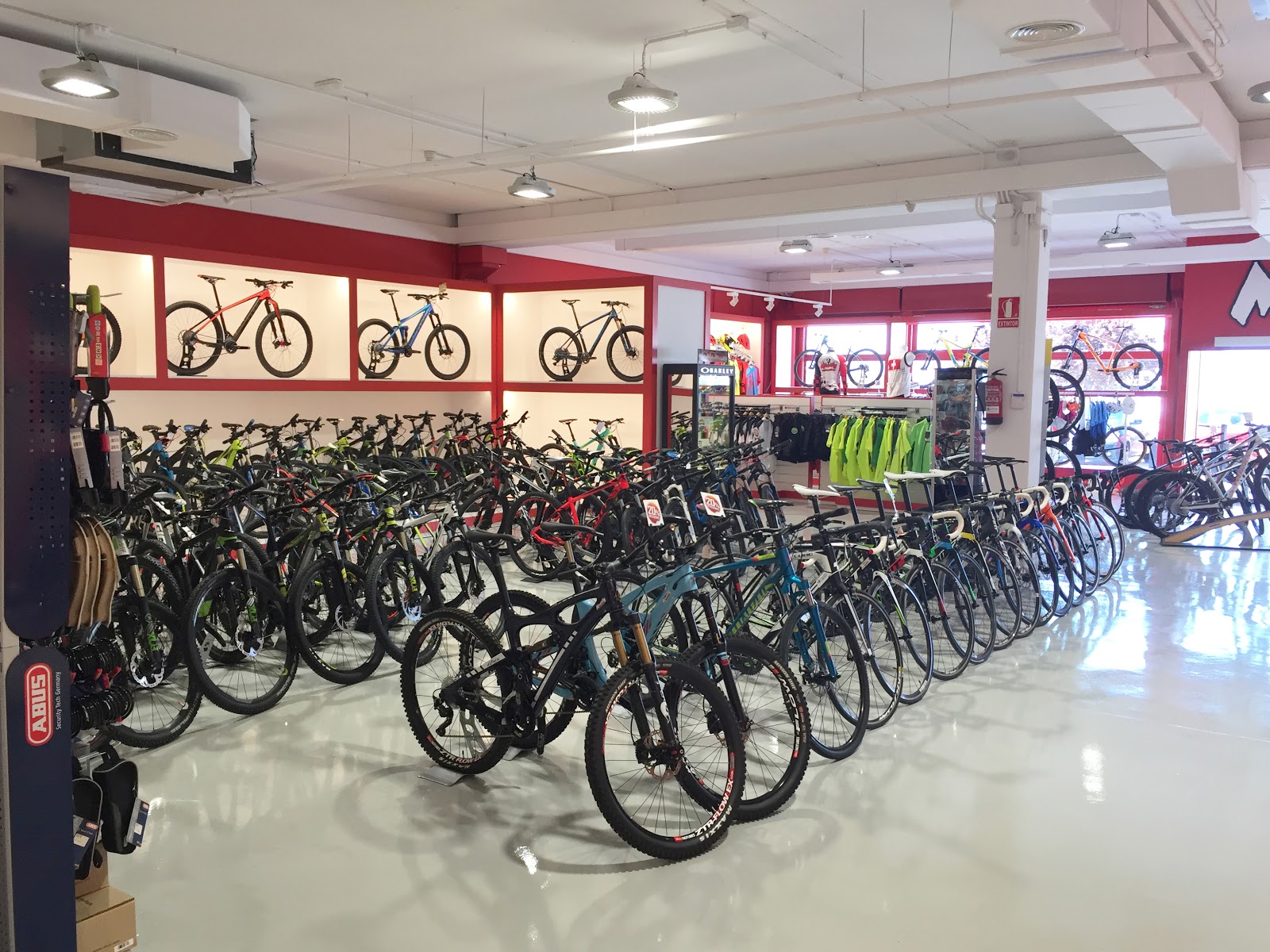 Interiores Comerciales TIENDA DE BICICLETAS MAMMOTH EN ALCALA DE HENARES MADRID
