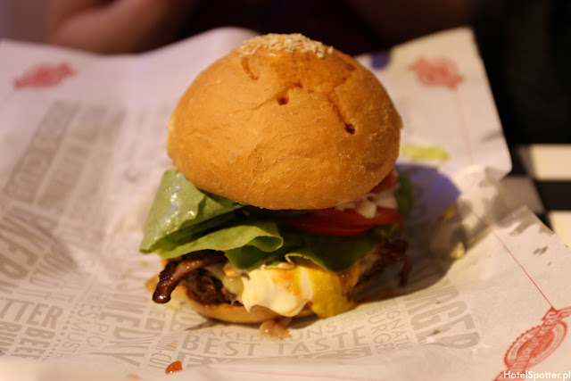 Amerykanska restauracja Fuddruckers Warszawa - gotowy burger