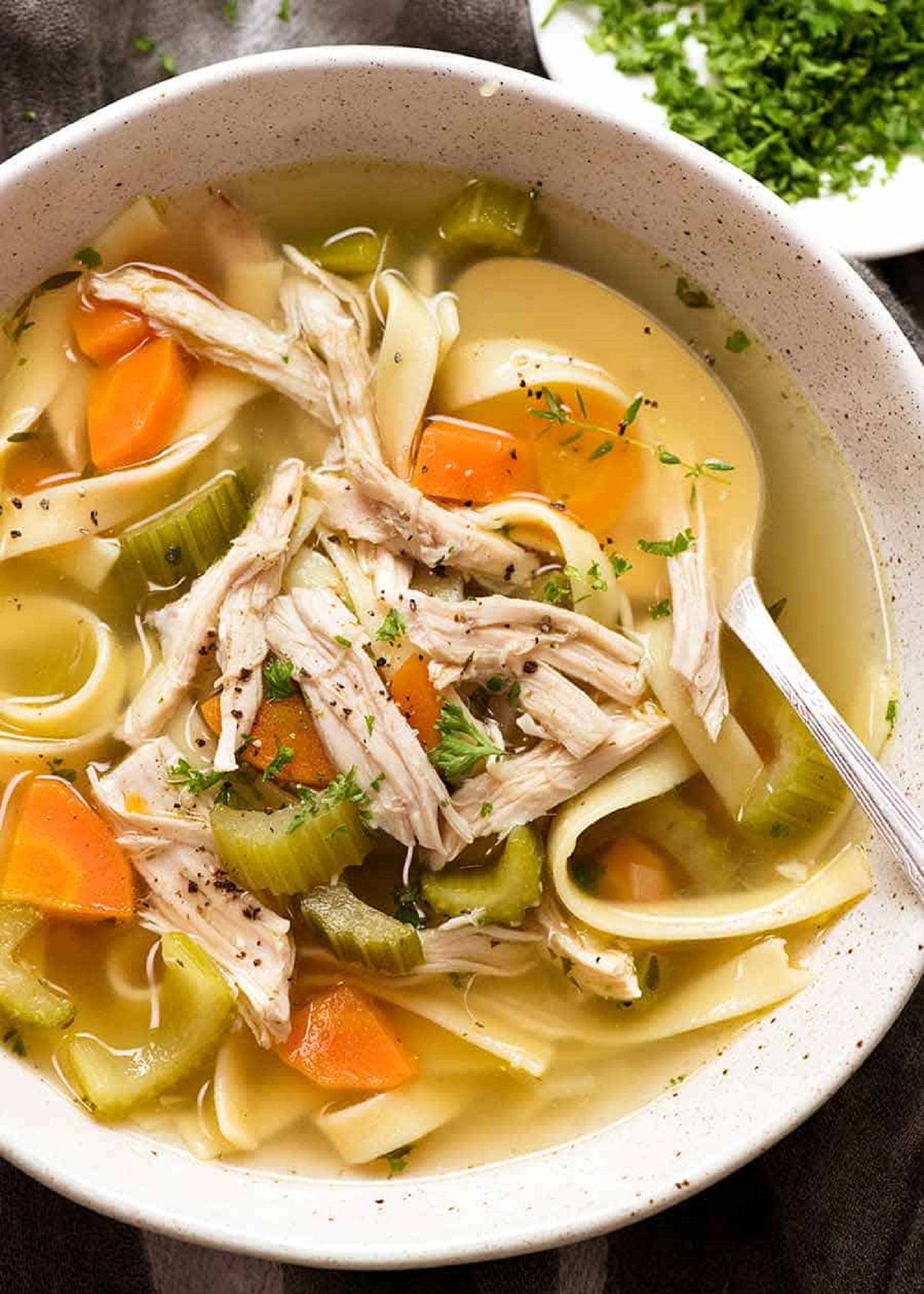 Суп с лапшой и овощами. Чикен нудл суп. Лапшичный куриный суп. Суп-лапша с курицей. Куриный суп с лапшой.