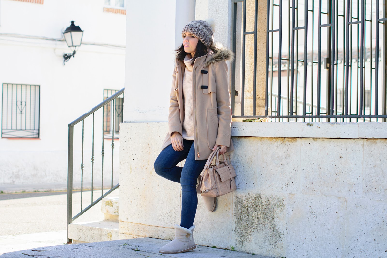 Look de Ponteunostacones con trenca beige y comfy boots