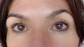 ojos con abiertos Máscara de pestañas SKY HIGH de Maybelline 07