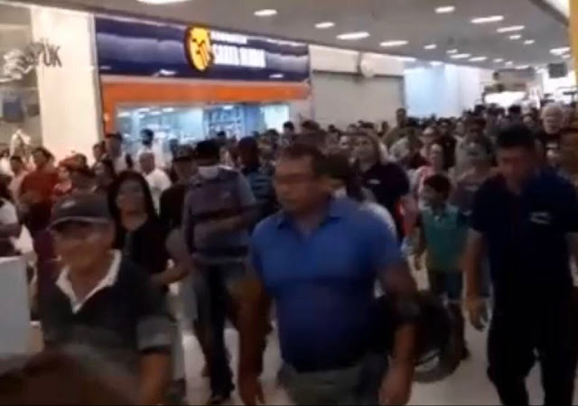 Multidão se aglomera em shopping para aproveitar promoções antes de fechamento - VÍDEO 2 Multidão se aglomera em shopping para aproveitar promoções antes de fechamento - VÍDEO