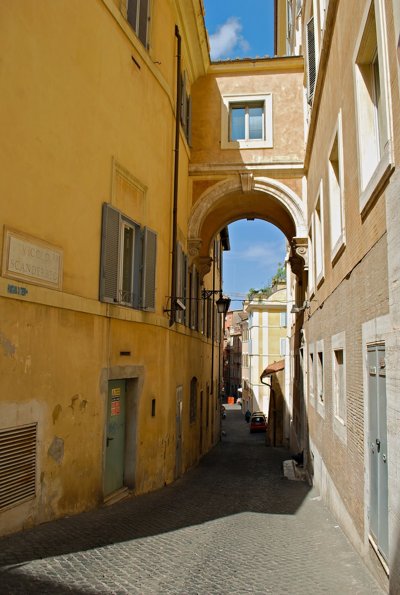 Il Vicolo Scannabecchi (Scanderbeg) Pazza di Roma