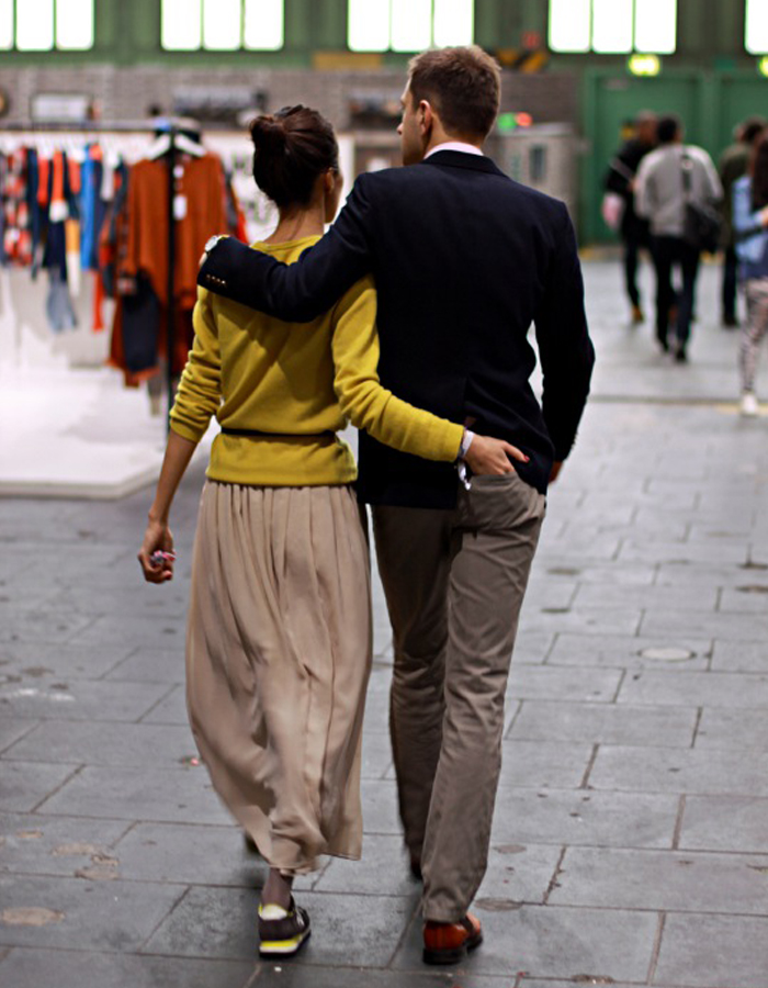 Мужчина слева от женщины. Пара брюк. Юбка для парочки. Пара штанов. На улице мужчина идет слева от женщины.
