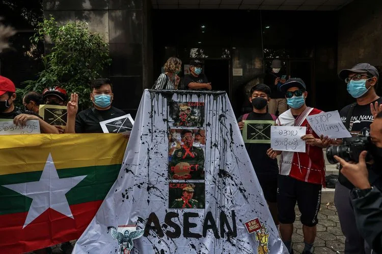 Tanggapi-Kehadiran-dan-Sambutan-Penjahat-Militer-Myanmar-di-KTT-ASEAN-Indonesia-Apologetik-Terhadap-Pelanggar-HAM