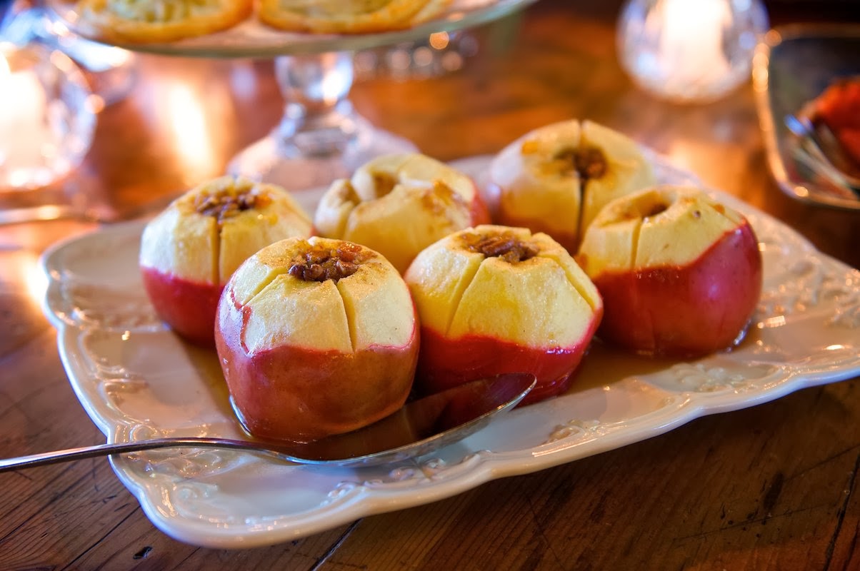 Яблоки печеные без сахара. Печеные яблоки. Запечённые яблоки в духовке. Фаршированные яблоки. Печеные яблоки половинками в духовке.